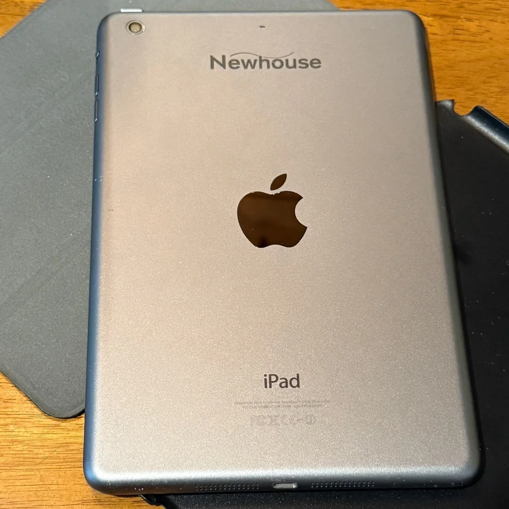 Apple IPad Mini2 with Gray and Black Cover